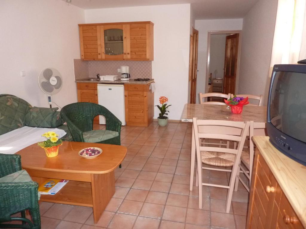 Feszek Apartmanhaz Вонярцвашгедь Екстер'єр фото
